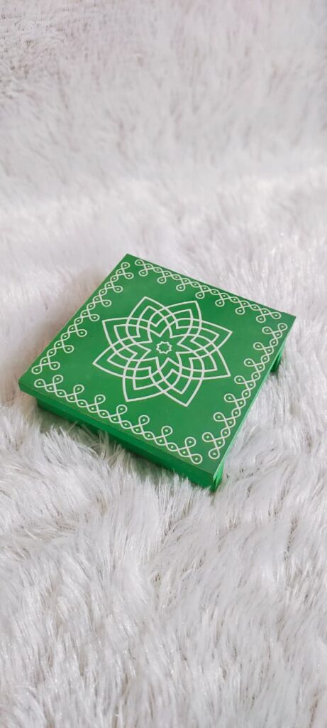 Kolam Manai - Flower Design [Green] [Wooden] [4 Inch]