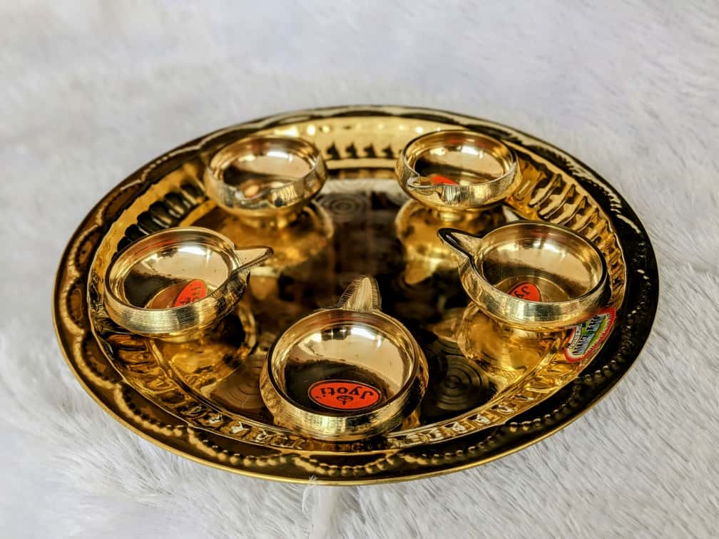 Premium Brahma Muhurtha Set – 1 Large Heavy Brass Plate with 5 Plain Kubera Vilakku – Auspicious Early Morning Pooja Set - Image 2